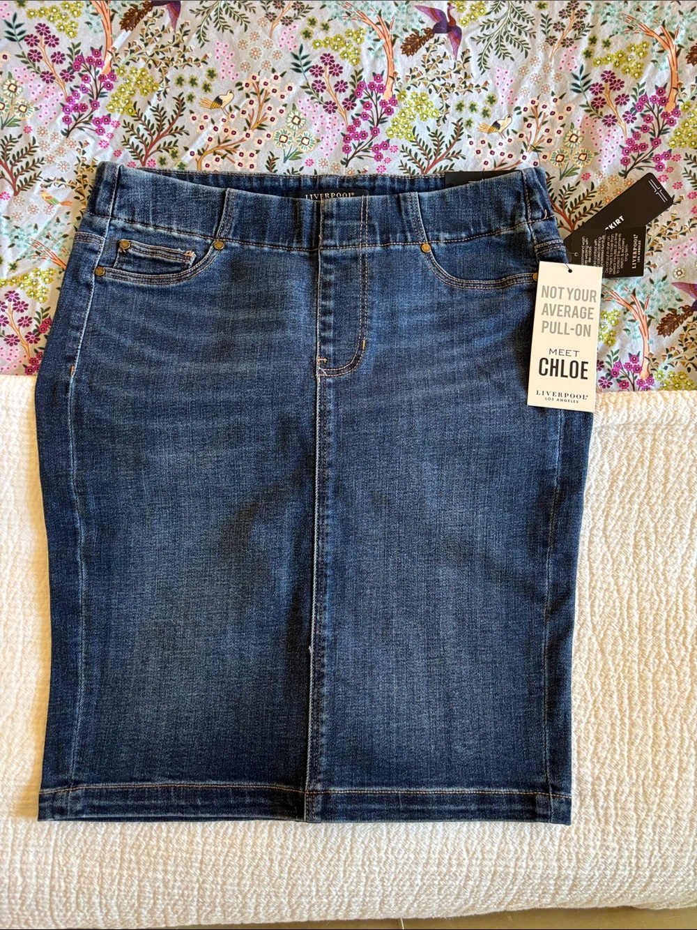 Liverpool Chloe Pull-On Stretch mini Denim Skirt - Dark Blue Wash Size 4/27. NWT